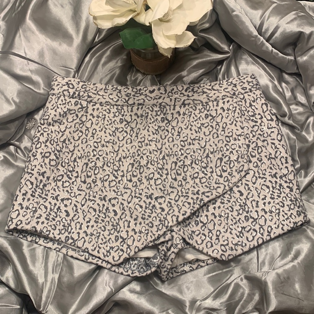 🌹Vintage Express • Y2K Super Cute Dressy Silver & White Mini Skort •